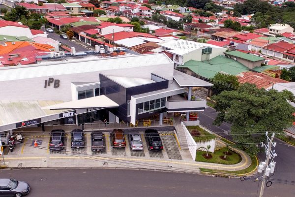 La plaza cuenta con 4 locales comerciales en un nivel, con áreas desde los 58m2 hasta los 99m2, baños en cada local, zona verde y 8 espacios de parqueo.